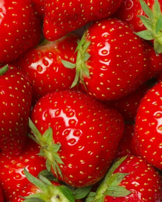 Kostenloses Juicy Strawberries Wallpaper für Nokia C5-06