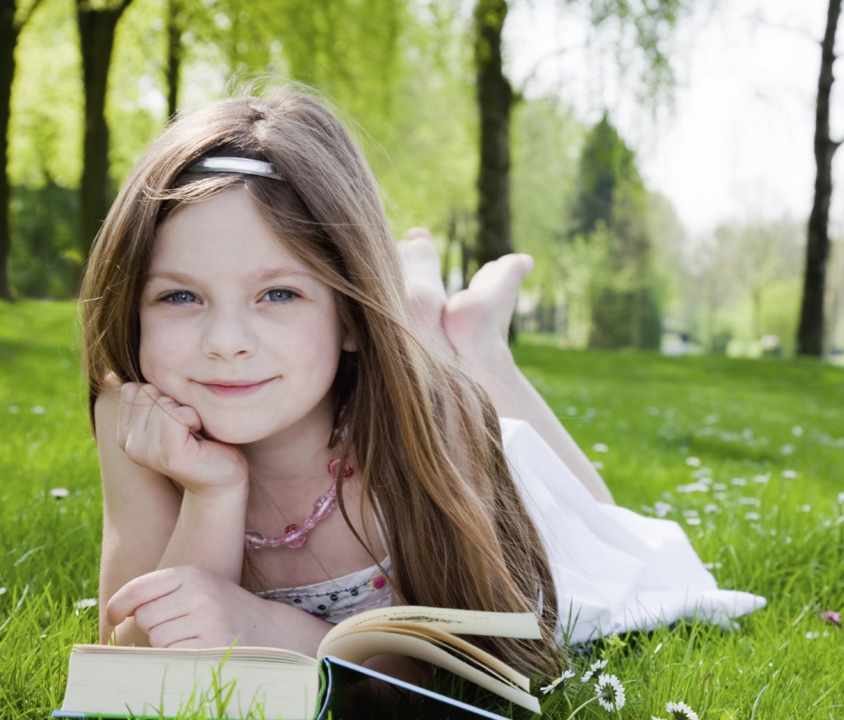 Обои Cute Little Girl Reading Book In Garden 1200x1024