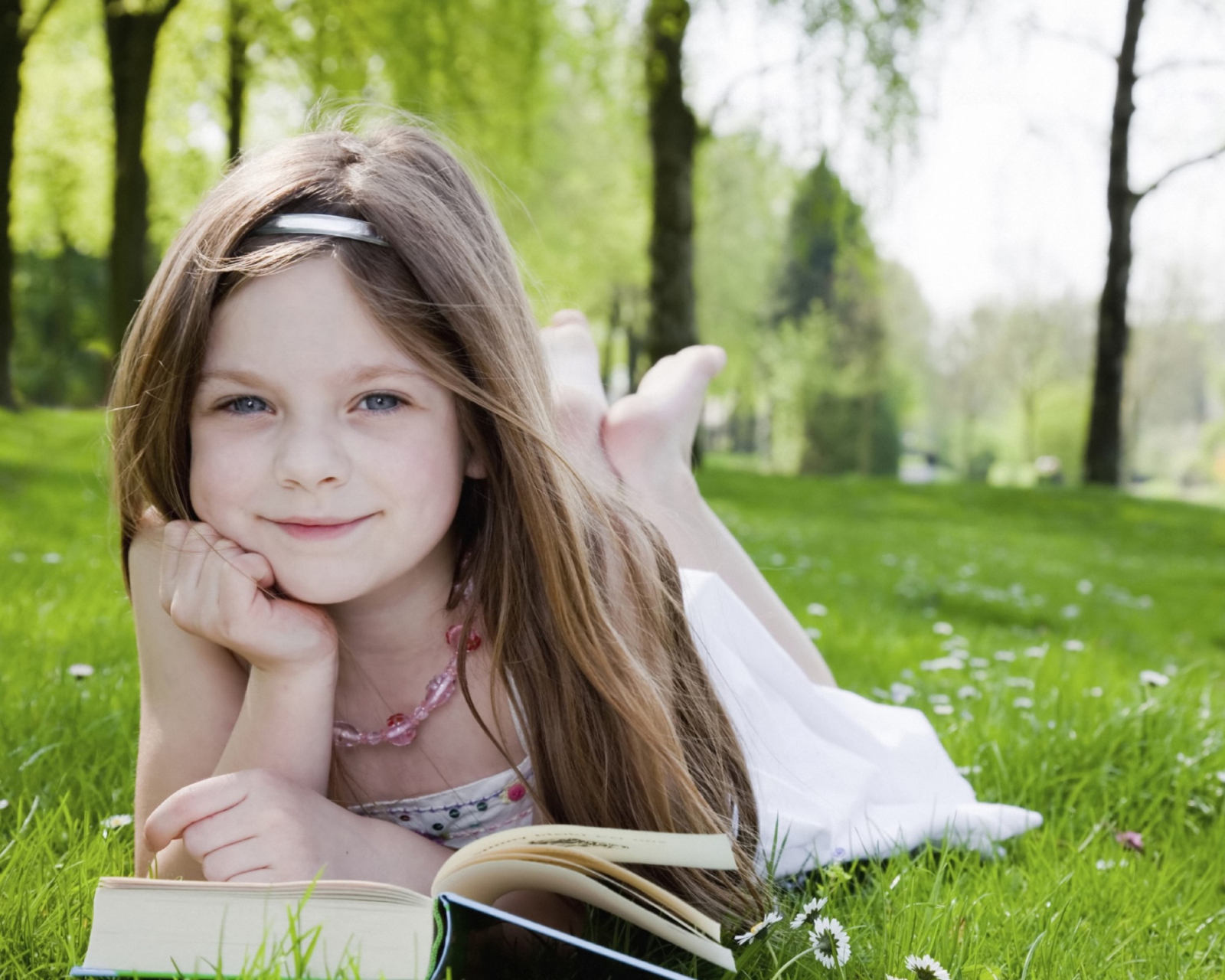 Screenshot №1 pro téma Cute Little Girl Reading Book In Garden 1600x1280