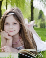 Screenshot №1 pro téma Cute Little Girl Reading Book In Garden 176x220