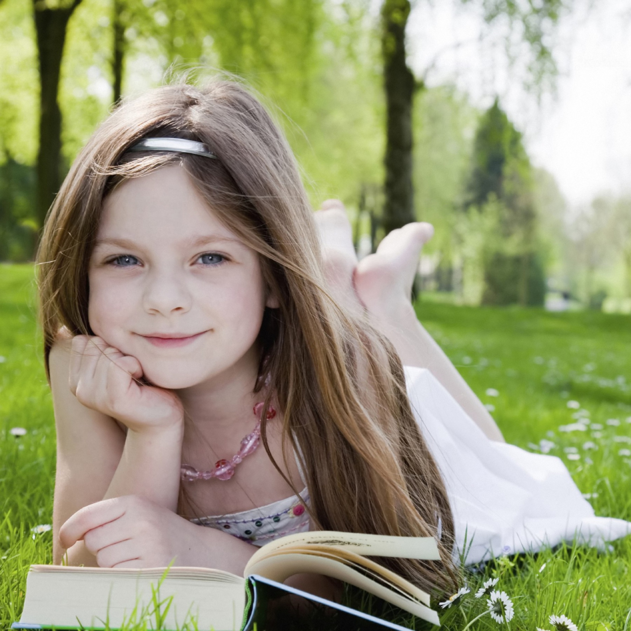 Fondo de pantalla Cute Little Girl Reading Book In Garden 2048x2048