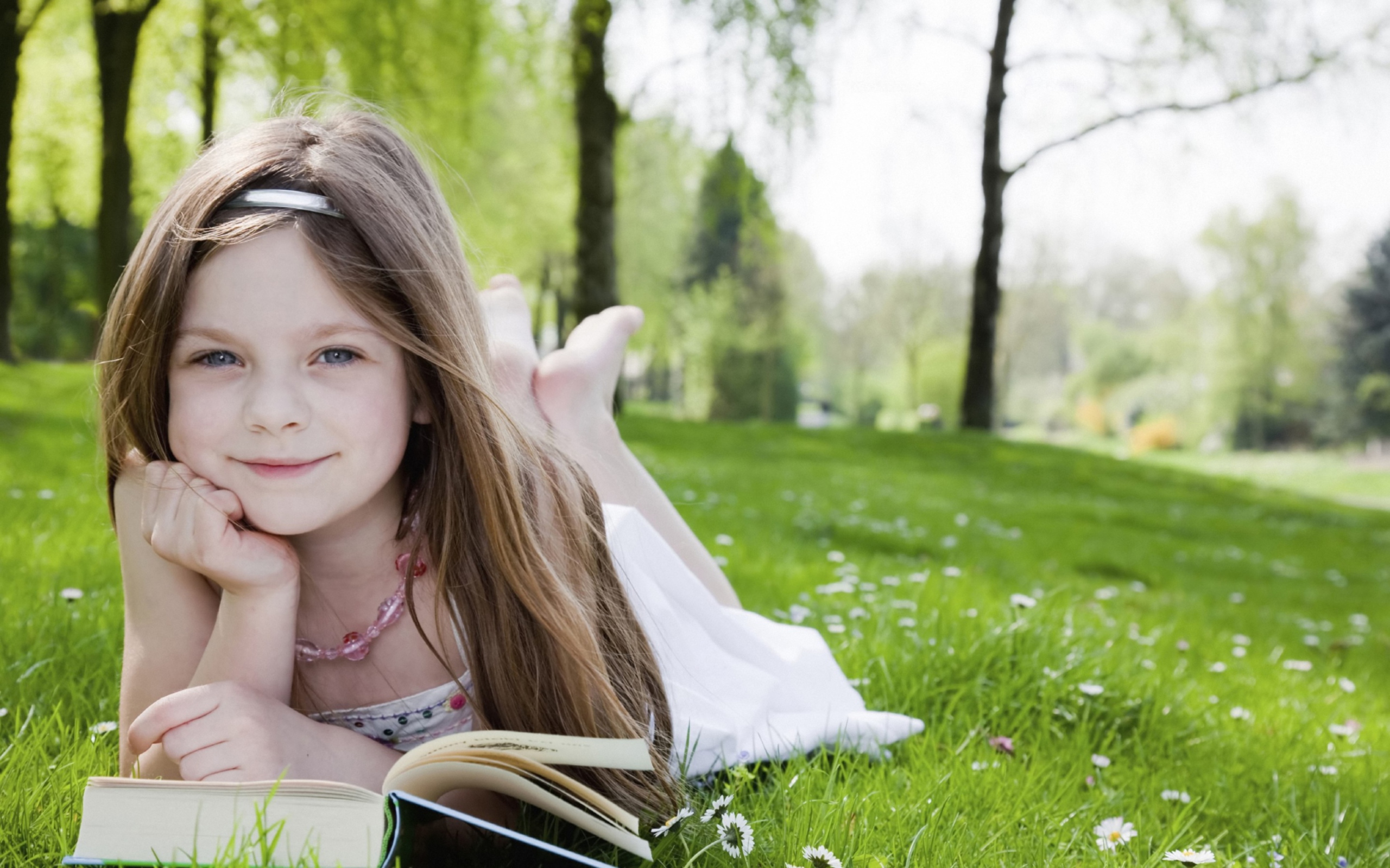 Картинка Cute Little Girl Reading Book In Garden на телефон 2560x1600.