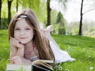 Das Cute Little Girl Reading Book In Garden Wallpaper 320x240