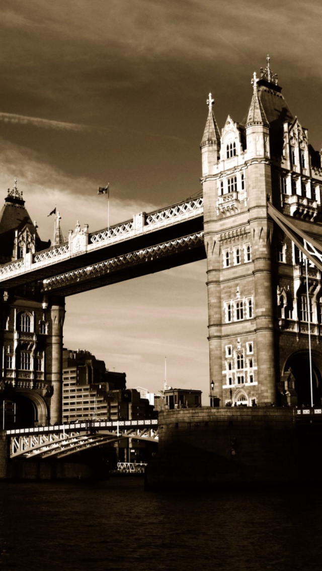 Обои Tower Bridge in London 640x1136