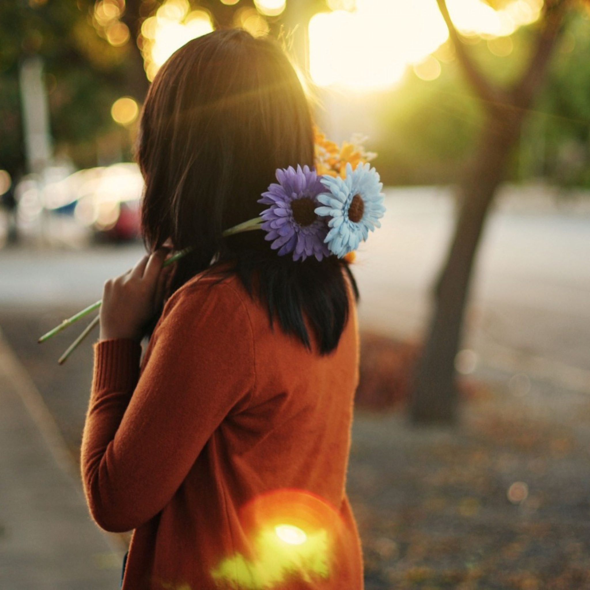 Girl With Two Blue Gerberas screenshot #1 2048x2048