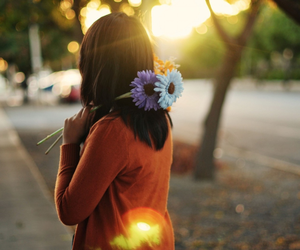 Das Girl With Two Blue Gerberas Wallpaper 960x800