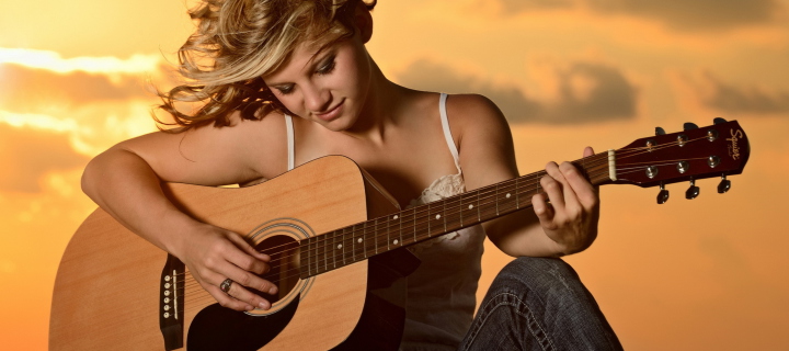 Das Girl Playing Guitar Wallpaper 720x320