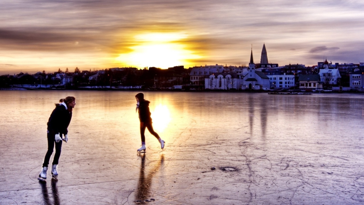 Das Ice Skating in Iceland Wallpaper 1280x720