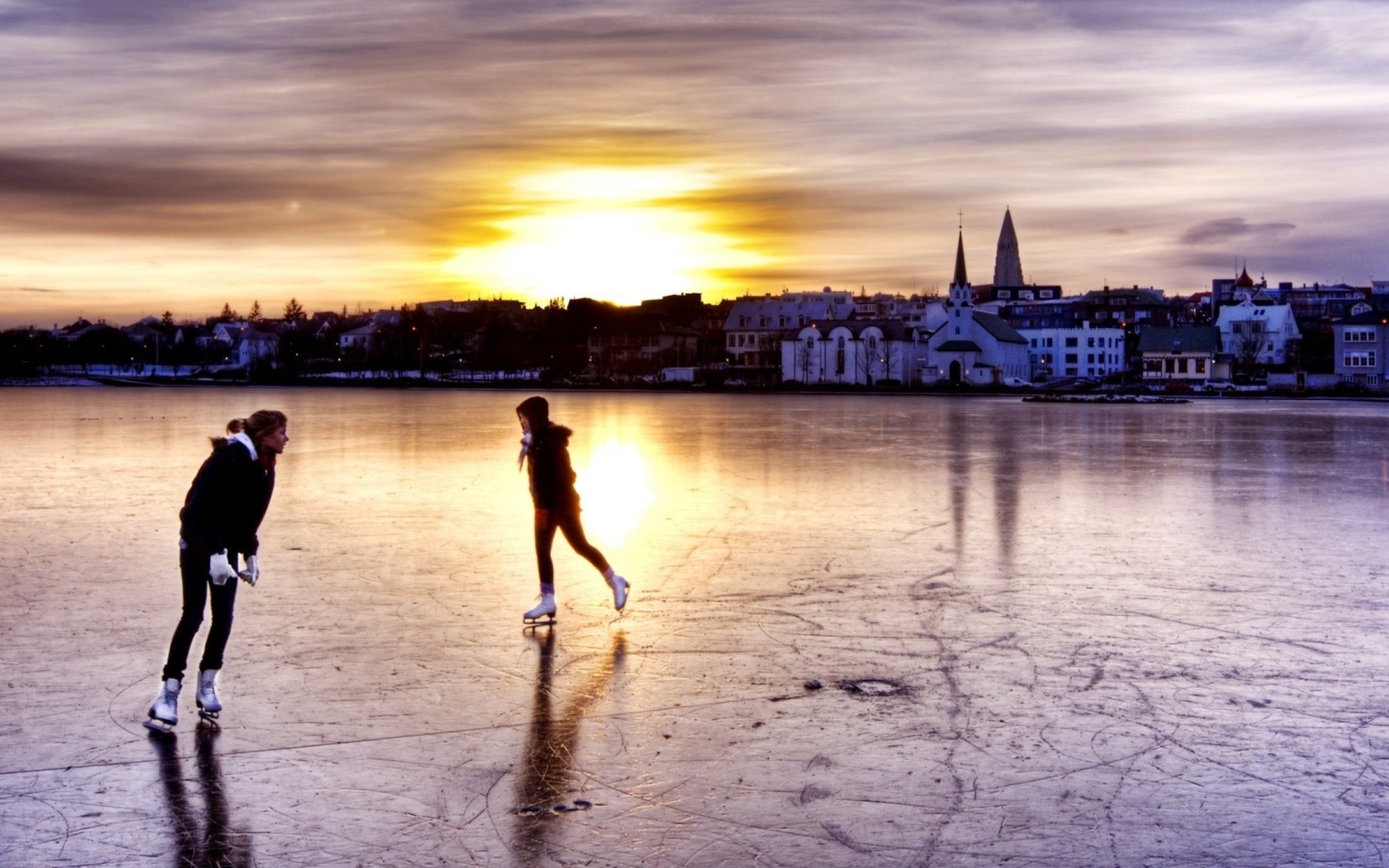 Das Ice Skating in Iceland Wallpaper 1680x1050