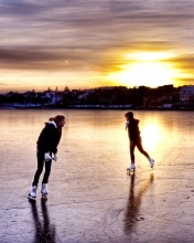 Das Ice Skating in Iceland Wallpaper 176x220