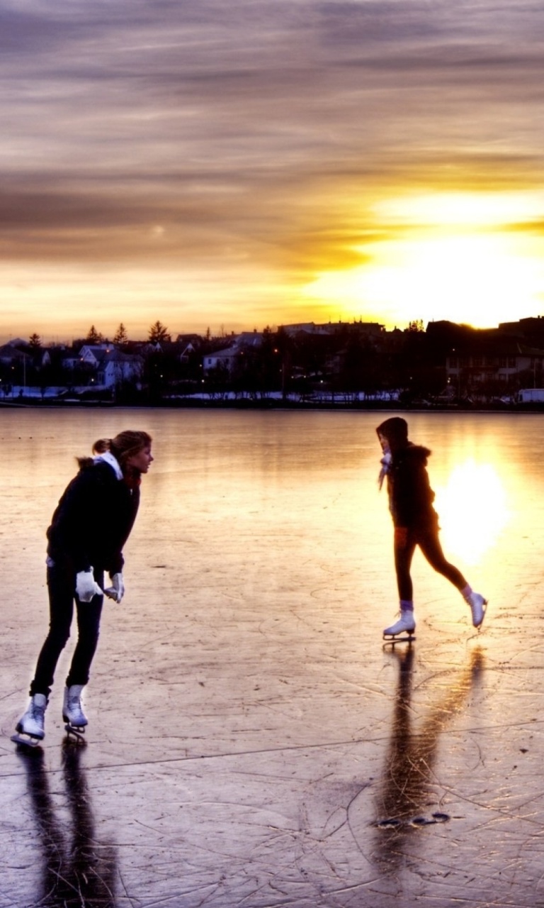 Обои Ice Skating in Iceland 768x1280