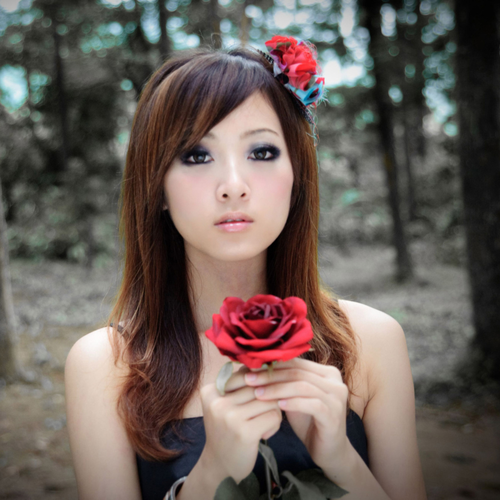 Fondo de pantalla Asian Girl With Red Rose 1024x1024