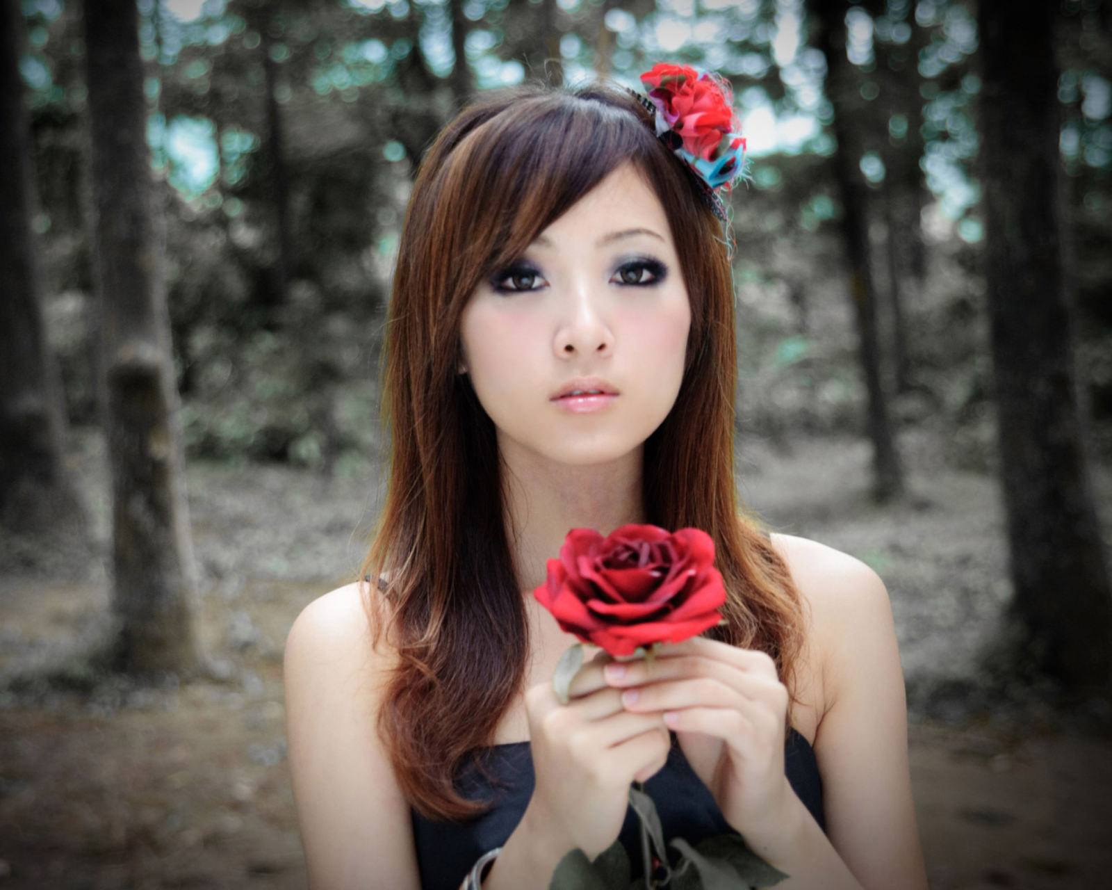 Fondo de pantalla Asian Girl With Red Rose 1600x1280