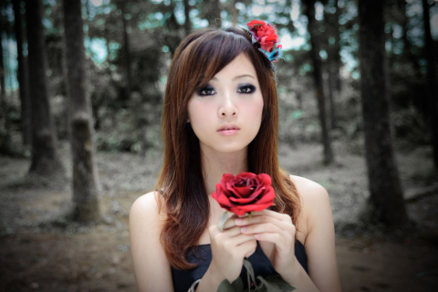 Fondo de pantalla Asian Girl With Red Rose 480x320
