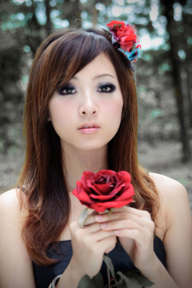 Fondo de pantalla Asian Girl With Red Rose 640x960