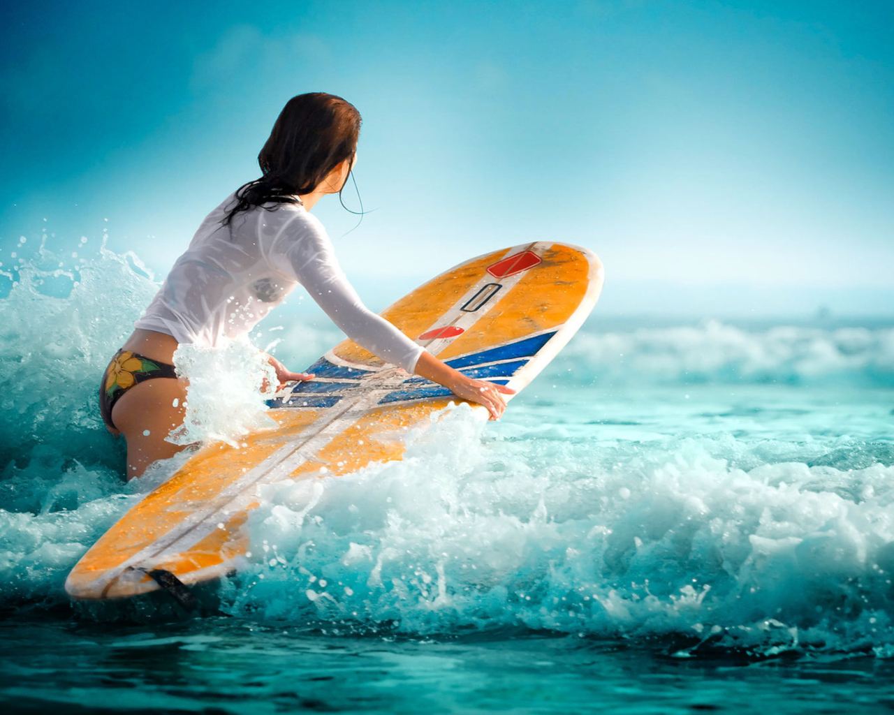 Обои Surfing Girl 1280x1024