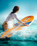 Das Surfing Girl Wallpaper 128x160