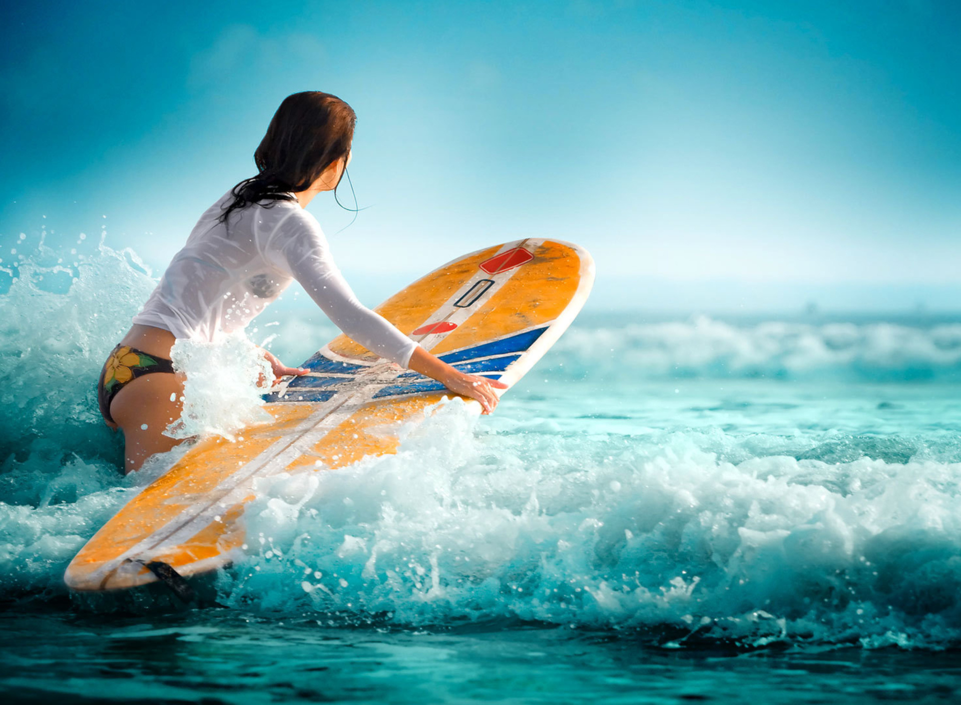 Fondo de pantalla Surfing Girl 1920x1408