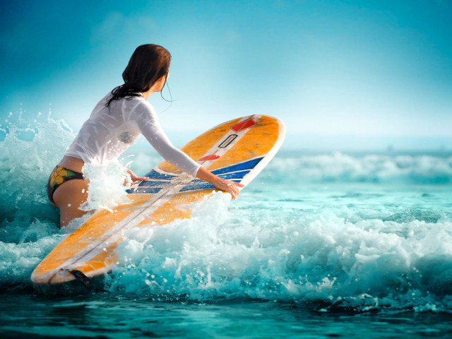 Обои Surfing Girl 640x480