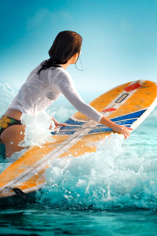Fondo de pantalla Surfing Girl 640x960