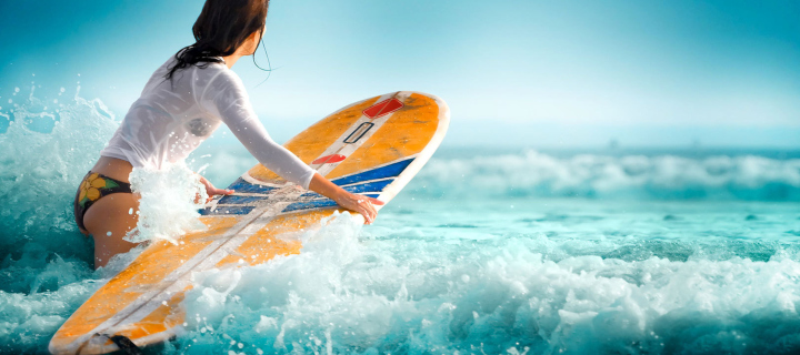 Das Surfing Girl Wallpaper 720x320
