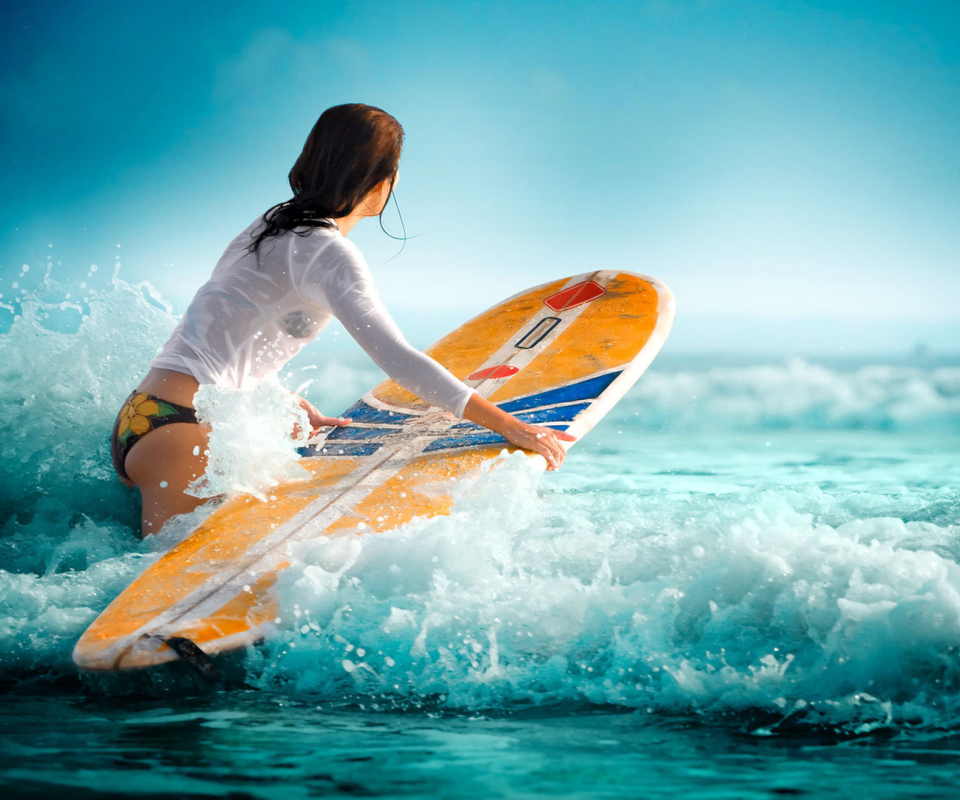 Fondo de pantalla Surfing Girl 960x800