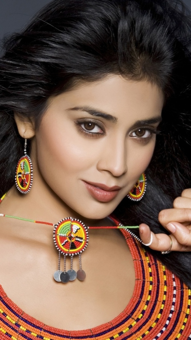 Обои Shriya Saran Actress 640x1136