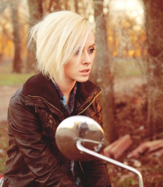 Blonde Biker - Fondos de pantalla gratis para Nokia Lumia 800