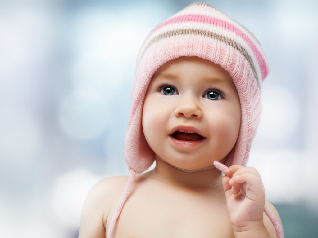Das Sweet Baby In Pink Hat Wallpaper 1024x768