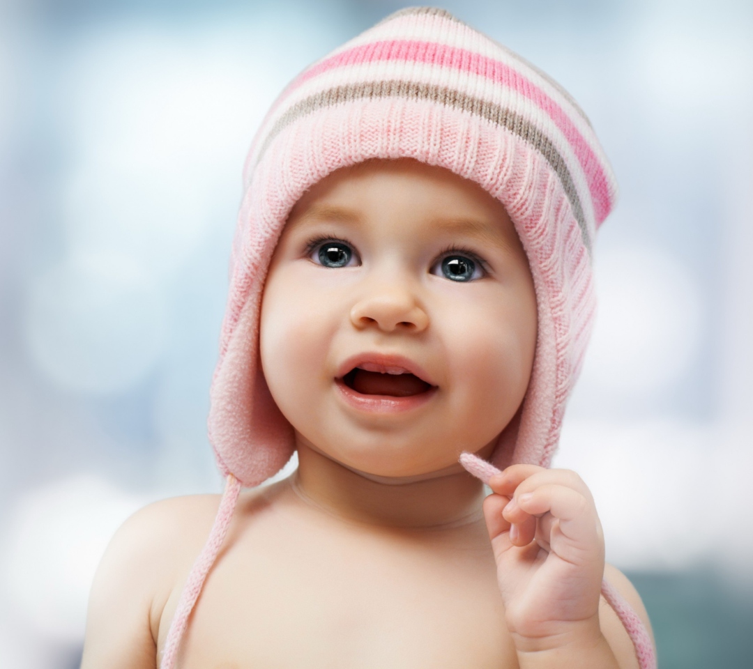 Обои Sweet Baby In Pink Hat 1080x960