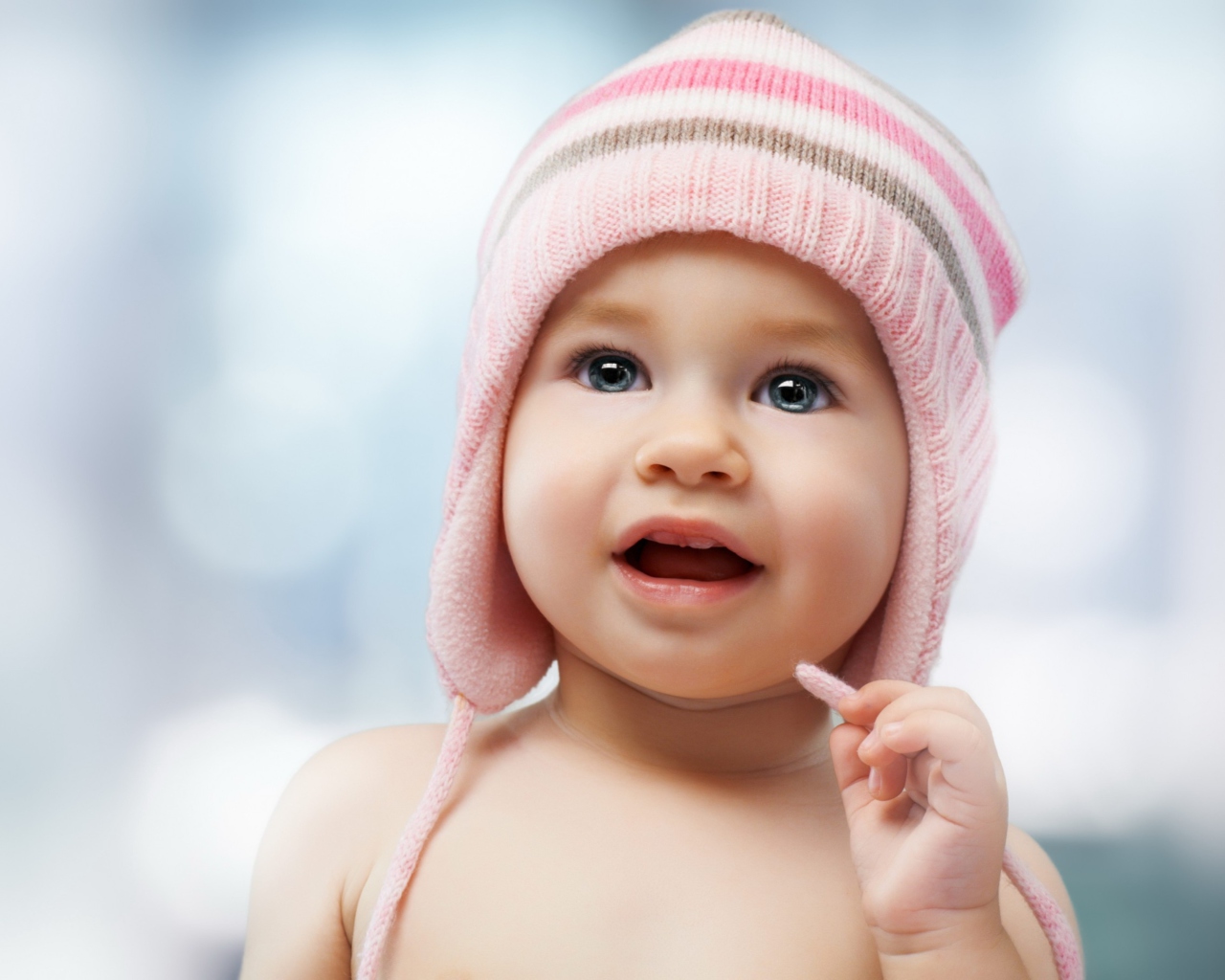 Sweet Baby In Pink Hat wallpaper 1280x1024