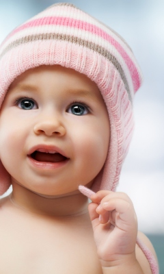 Das Sweet Baby In Pink Hat Wallpaper 240x400