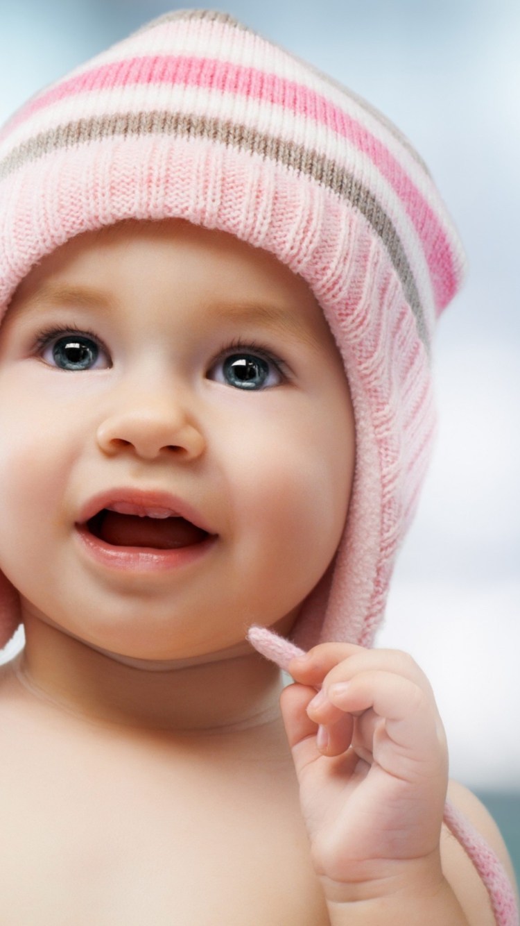 Обои Sweet Baby In Pink Hat 750x1334