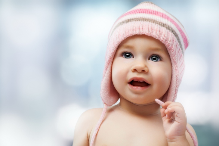 Обои Sweet Baby In Pink Hat