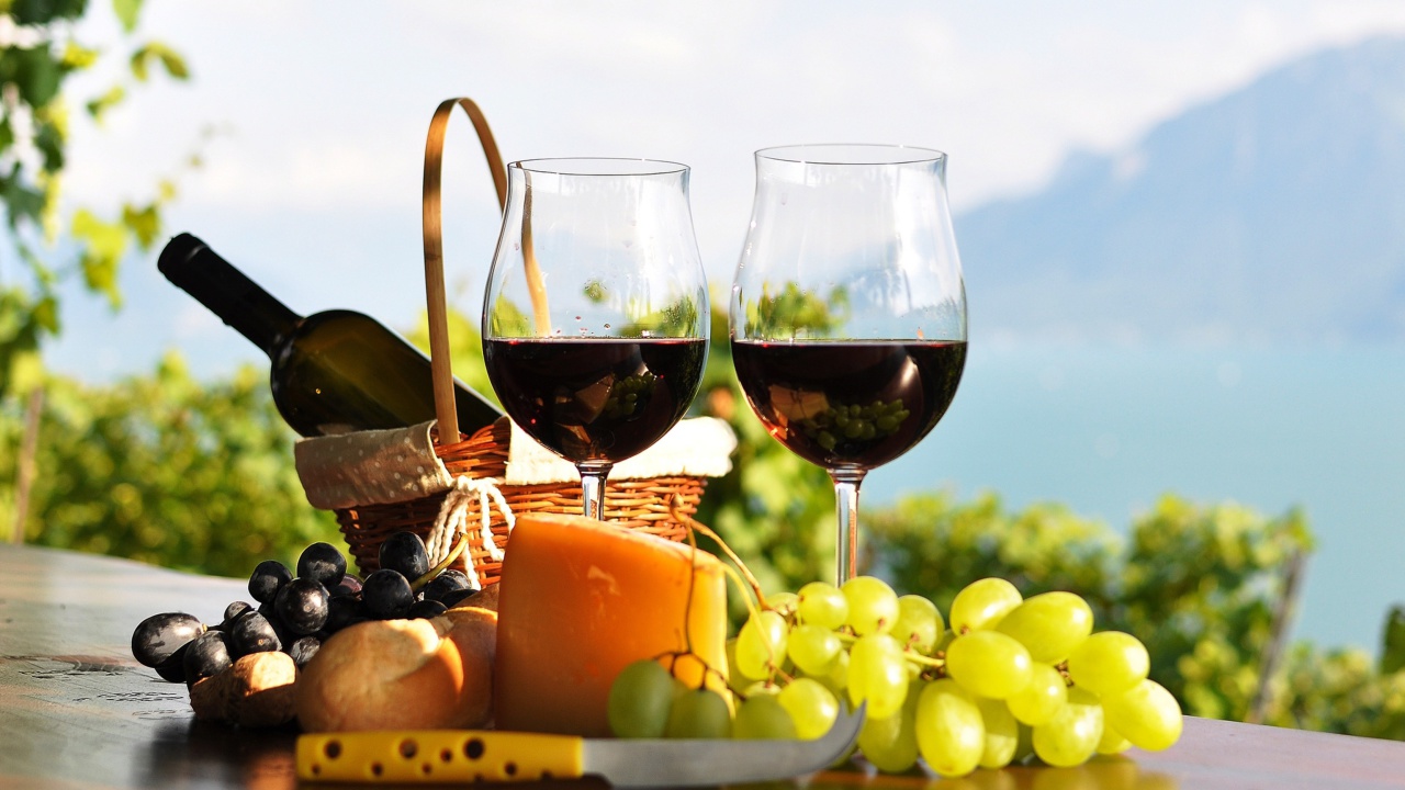 Screenshot №1 pro téma Picnic with wine and grapes 1280x720