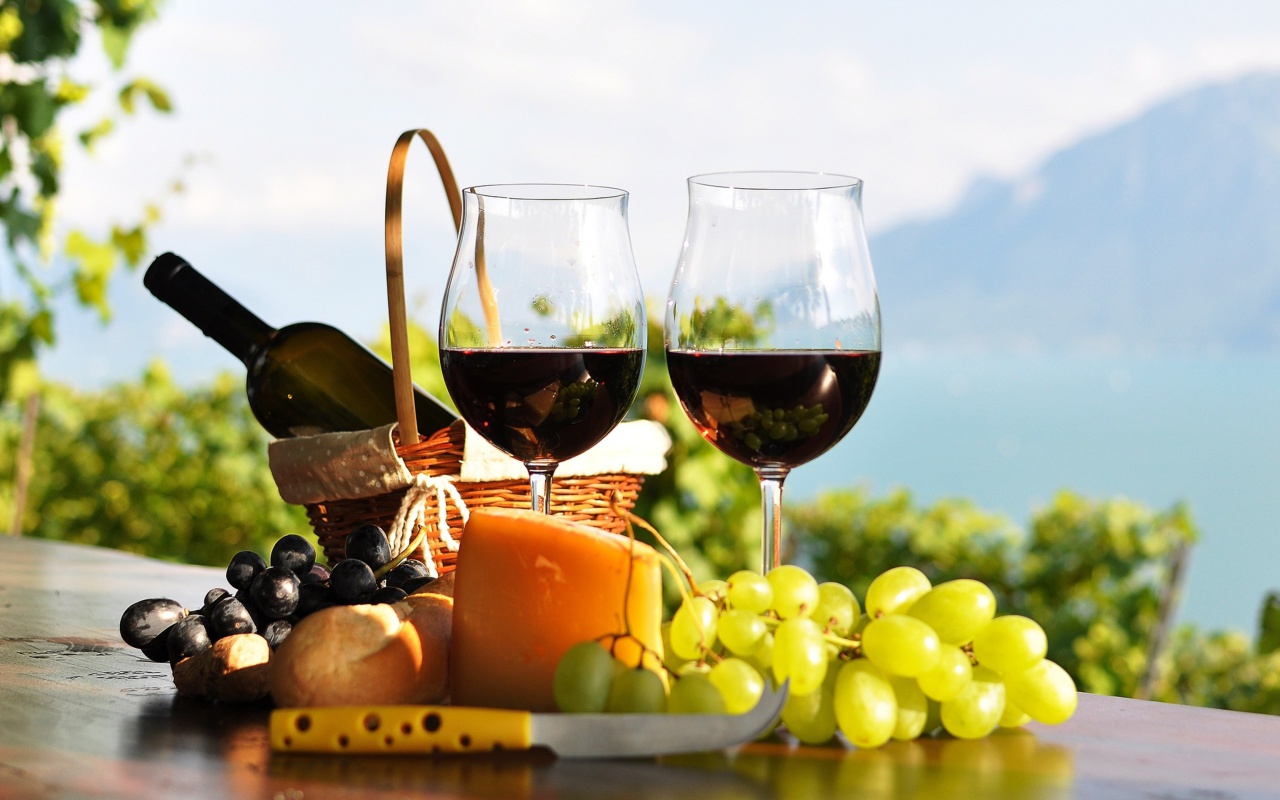 Das Picnic with wine and grapes Wallpaper 1280x800