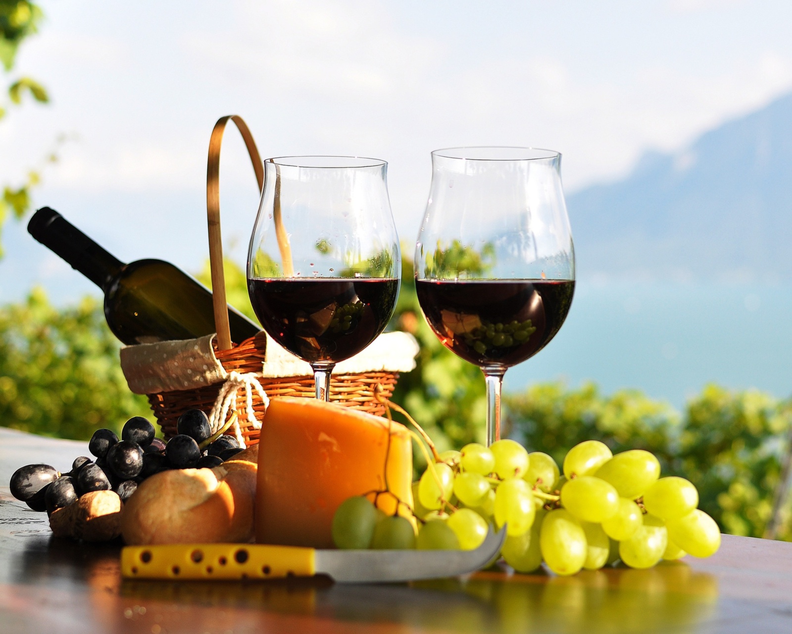 Обои Picnic with wine and grapes 1600x1280