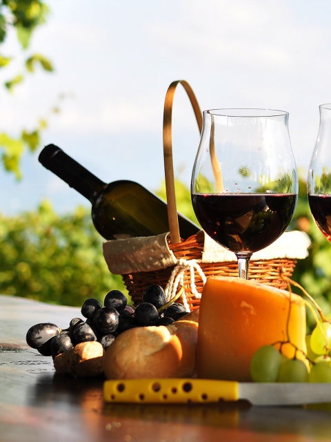 Picnic with wine and grapes screenshot #1 480x640