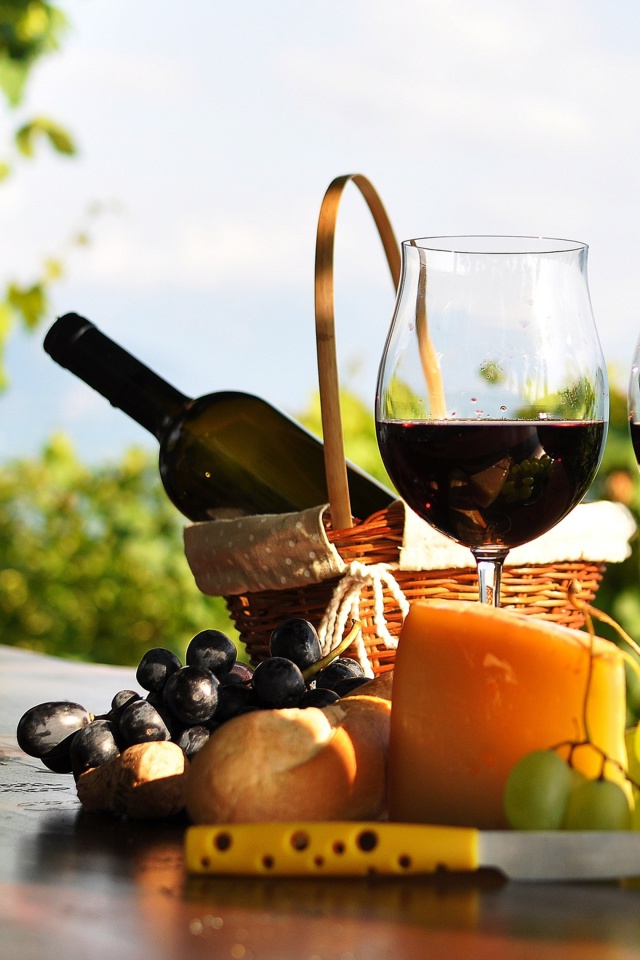 Fondo de pantalla Picnic with wine and grapes 640x960