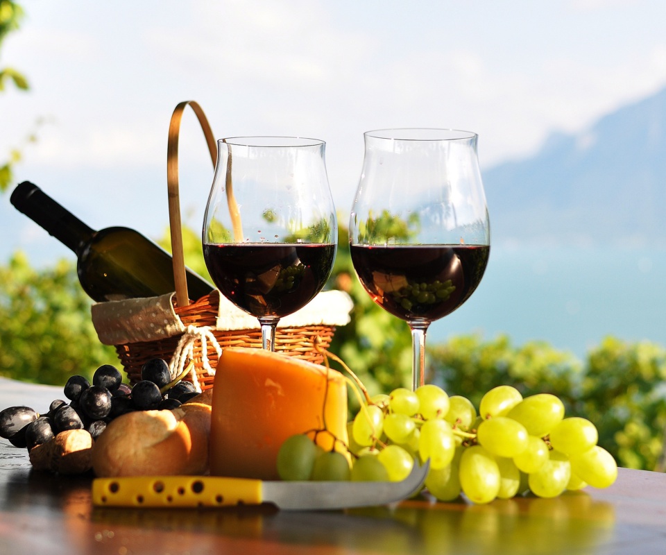Das Picnic with wine and grapes Wallpaper 960x800