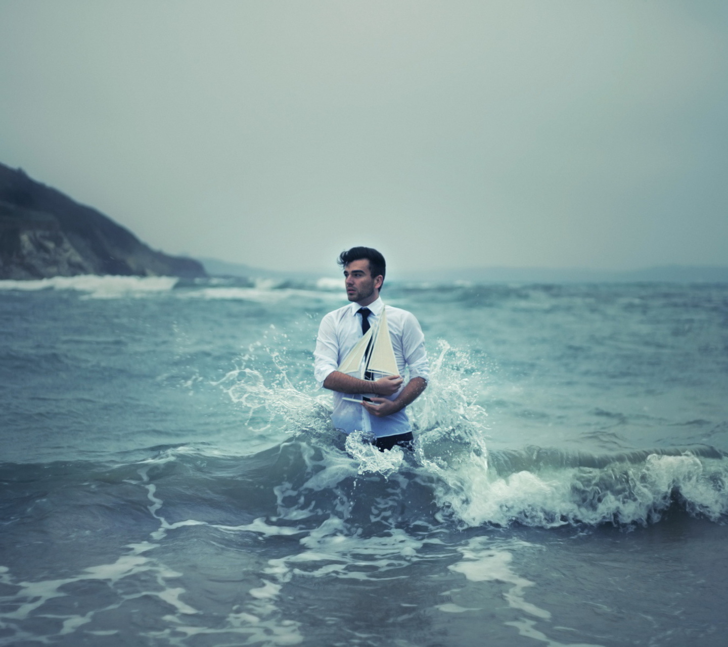 Fondo de pantalla Man With Ship In Hands And Ocean Waves Around Him 1440x1280