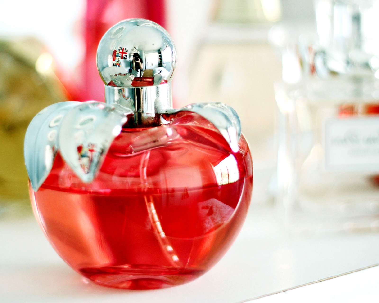 Обои Perfume Red Bottle 1600x1280