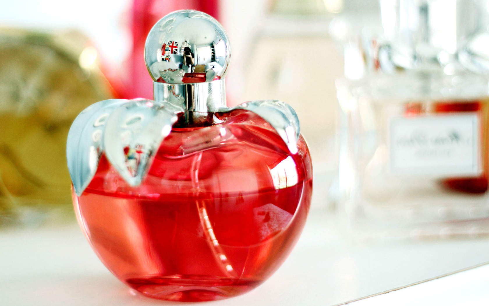 Обои Perfume Red Bottle 1680x1050