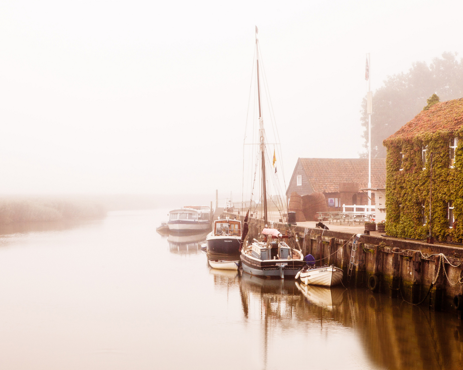 Fondo de pantalla Boats At Foggy River 1600x1280