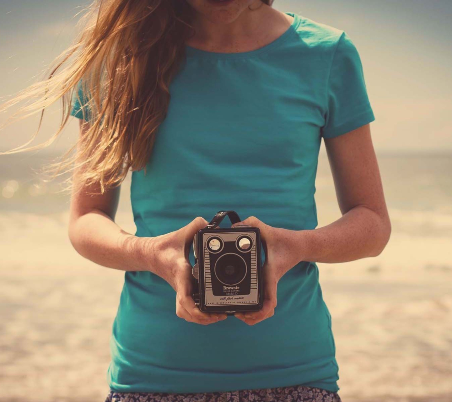 Das Girl On Beach With Retro Camera In Hands Wallpaper 1440x1280
