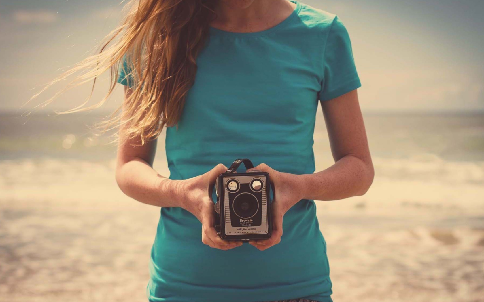 Fondo de pantalla Girl On Beach With Retro Camera In Hands 1680x1050