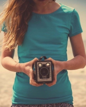 Das Girl On Beach With Retro Camera In Hands Wallpaper 176x220