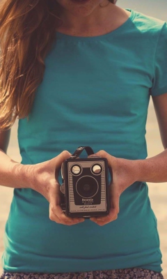 Das Girl On Beach With Retro Camera In Hands Wallpaper 240x400