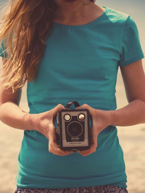 Fondo de pantalla Girl On Beach With Retro Camera In Hands 480x640