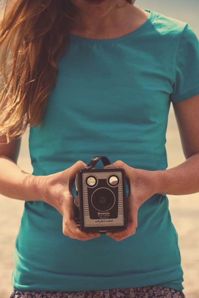 Das Girl On Beach With Retro Camera In Hands Wallpaper 640x960